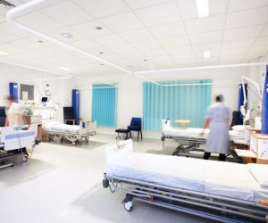 Gəncədə qadın Nizami məqbərəsində körpüdən yıxılıb