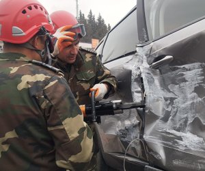 Avtomobildə sıxılı vəziyyətdə qalan sərnişin belə xilas edilib