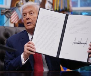 На долларах появится подпись Трампа