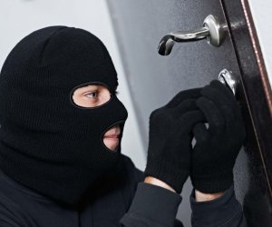 Sabunçuda evdən 6300 dollar oğurlayan şəxs saxlanılıb