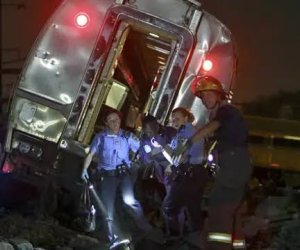 В США при столкновении поезда с грузовиком погибли пять человек