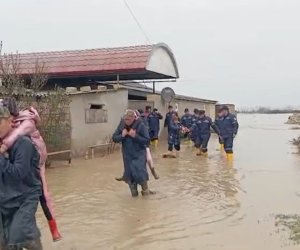 Xaçmazda yaşayış evlərini su basıb,22 nəfər təxliyə edilib - Video