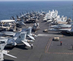 Крупнейший авианосец США встал на ремонт