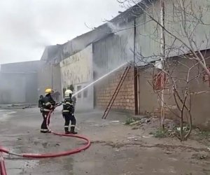 Binəqədi rayonunda anbarda yanğın başlayıb