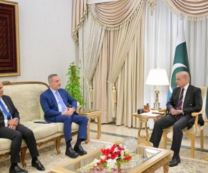 Pakistanın Baş naziri Türkiyənin XİN başçısı ilə ikitərəfli münasibətləri müzakirə edib