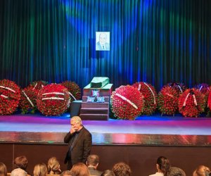 İlham Əliyev və Mehriban Əliyeva Rasim Balayevlə vida mərasiminə əklil göndəriblər - Yenilənib