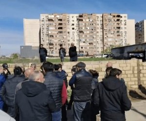Abşeron Gənclər Şəhəriciyində sakinlər zirzəmilərin su basmasına etiraz edir - Video