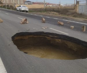 Mazasırdə yol çöküb