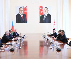 Əli Əsədov Şimali Kiprin Baş naziri ilə görüşüb