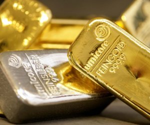 Стоимость золота снизилась на 2,4% после заявлений Трампа о Ближнем Востоке