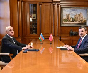 Əli Əsədov Cevdet Yılmazla görüşüb