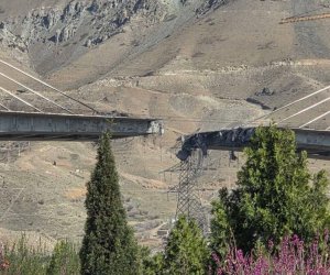 Tehrana gedən körpü bombalanıb