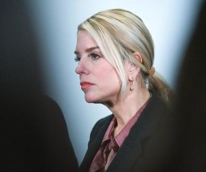 Tramp baş prokuror Pam Bondini vəzifədən azad edib