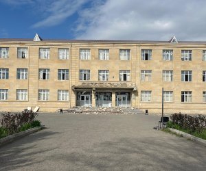 Güclü külək məktəb binasına zərər vurub