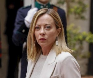 Meloni Fars körfəzi ölkələrinə səfər edib