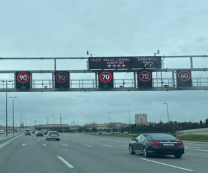 На трассе Зыхский круг - Аэропорт в Баку введено ограничение скорости из-за дождя