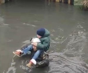 Keşlədə evləri su basıb, insanlar təxliyə edilir - Video