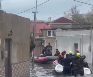 Затопило поселок в Баку: жителей эвакуируют - Oбновлено