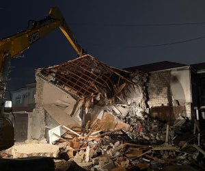 Keşlədə kollektorun üzərində tikilən ev sökülür - Video