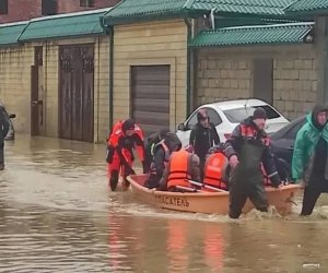 

В Дагестане в результате прорыва дамбы мать и её ребёнок погибли в наводнении
