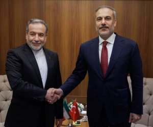 Хакан Фидан и Аббас Арагчи обсудили эскалацию на Ближнем Востоке