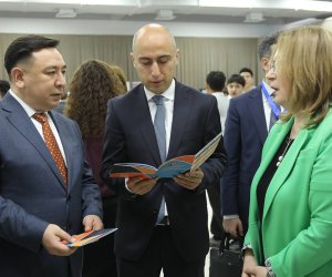 Эмин Амруллаев ознакомился с выставкой Study in Azerbaijan в Казахстане