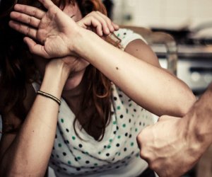 Taleh Bağırzadənin oğlu 17 yaşlı qızın yumruqla burnunu sındırıb