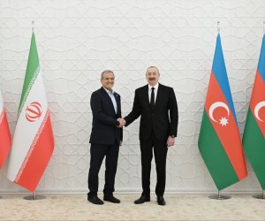 İlham Əliyev Pezeşkiana zəng edib