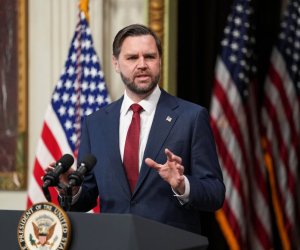 Вице-президент США продолжает нападки на Украину