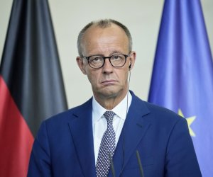 Merz Pakistanın Baş naziri ilə Yaxın Şərqdəki vəziyyəti müzakirə edib