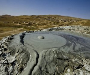Mud volcano erupts on Azerbaijan&rsquo;s Absheron peninsula