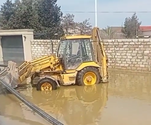 В Баку и на Абшеронском полуострове продолжается откачка дождевых вод
