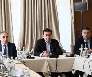 Hikmət Hacıyev Qəbələdə Azərbaycan və Ermənistan vətəndaş cəmiyyətlərinin nümayəndələri ilə görüşüb