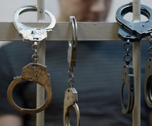 Marketlərdən siqaret və içki oğurlayıb digər mağazalara satdılar- Polis saxladı