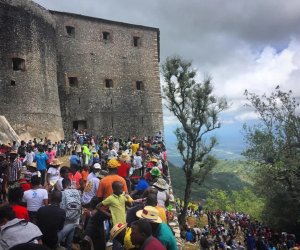 На севере Гаити по меньшей мере 30 человек погибли в давке у старинной крепости