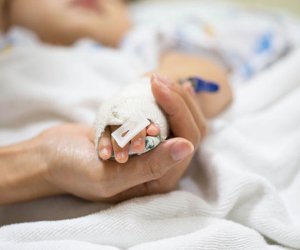 
Bakıda 2 yaşlı körpə boğazında qida qalması səbəbindən ölüb