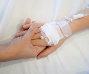 1 yaşlı uşaq qızdırmadan ölüb