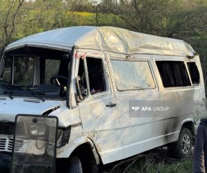 В Сабирабаде перевернулся микроавтобус с учениками