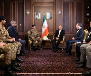 Məsud Pezeşkian Pakistan ordusunun baş komandanı ilə görüşüb