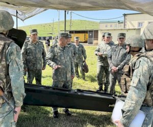 Zakir Həsənov azad olunmuş ərazilərdə xidmət edən şəxsi heyətlə görüşüb