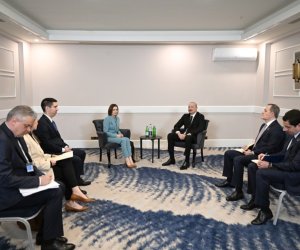 
İlham Əliyev Antalyada Moldova Prezidenti ilə görüşüb