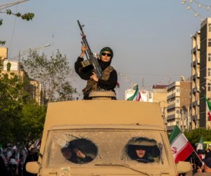 Женщины Ирана вышли на улицы Тегерана