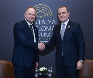 Ceyhun Bayramov NATO rəsmisi ilə görüşüb