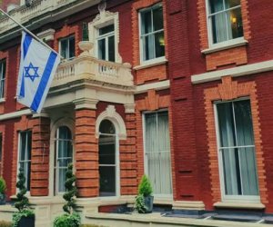 В Лондоне сняли ограничения у посольства Израиля
