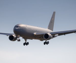 Американский самолет летит к Ормузу