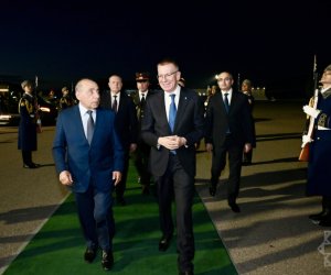 Президент Латвии прилетел в Азербайджан