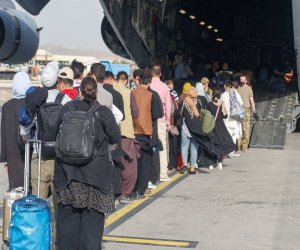 
СМИ: США хотят переселить более 1 тыс. афганских беженцев из Катара в ДР Конго