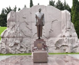Latvian President pays tribute to National Leader Heydar Aliyev