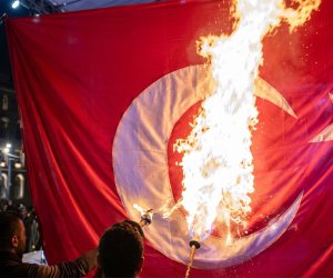 İrəvanda Türkiyə bayrağı yandırılıb