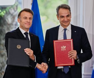 Мицотакис благодарит Макрона